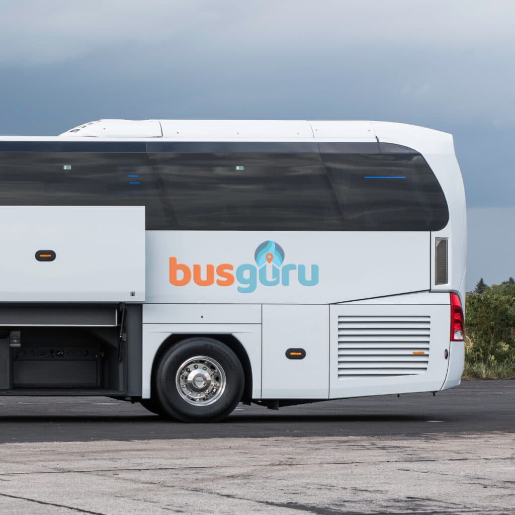 Seitliches Busbranding am Reisebus | Busguru