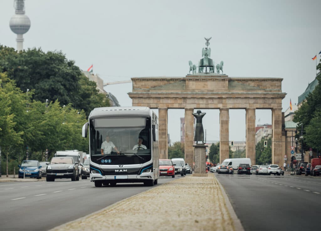 Bus am Brandenburger Tor in Berlin | Busguru